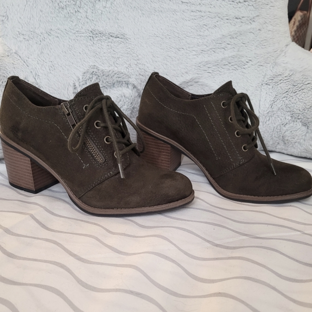 White Mountain Ankle Booties Olive Green size 7.5